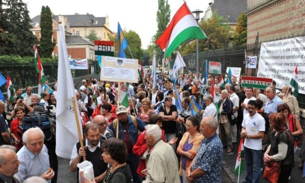 Ormianie palą węgierską flagę