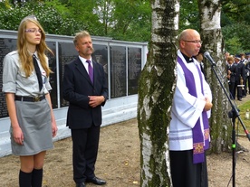 Modlitwę za poległych na łowickim cmentarzu poprowadził ks. Adam Domański