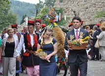 Anastazja Rzepa i Marian Kurek, starostowie dożynek w Porąbce Uszewskiej 