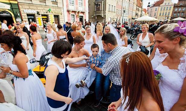 26.08.2012. Poznań. Kilkadziesiąt poznanianek w swoich ślubnych kreacjach wzięło udział w nietypowej sesji zdjęciowej „Panny Młode podbijają miasto dla chorego Malucha”. Celem akcji charytatywnej jest zebranie pieniędzy na zakup specjalistycznego wózka dla 8-letniego Miłosza.