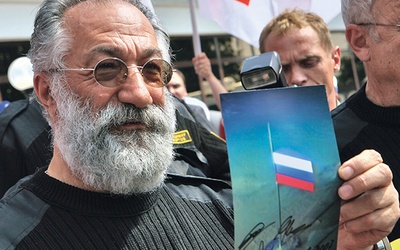 Rosyjski polarnik i równocześnie  przewodniczący Dumy Państwowej Rosji Artur Chilingarov pokazuje zdjęcie rosyjskiej flagi ustawionej na dnie Morza Arktycznego. Chilingarov był jednym z członków ekspedycji „na dno” Arktyki