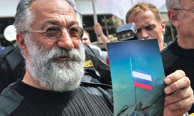 Rosyjski polarnik i równocześnie  przewodniczący Dumy Państwowej Rosji Artur Chilingarov pokazuje zdjęcie rosyjskiej flagi ustawionej na dnie Morza Arktycznego. Chilingarov był jednym z członków ekspedycji „na dno” Arktyki
