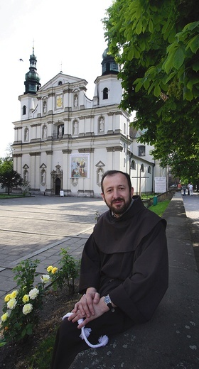 – Dziś Kościół zaledwie toleruje charyzmatyków. A przecież Jan Kapistran czy Franciszek dostali od Kościoła ogromną przestrzeń do działania – opowiada  o. Cyprian Moryc. W tle:  krakowski klasztor bernardynów