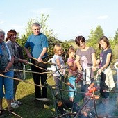 Na ognisko integracyjne na ulicę Sierakowicką przyszło  62 dorosłych  i 22 dzieci