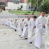 Kilkuset księży, diakonów i kleryków przeszło w procesji z krypty do katedry na Mszę św.