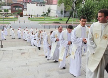 Kilkuset księży, diakonów i kleryków przeszło w procesji z krypty do katedry na Mszę św.