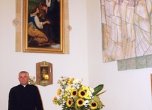 Ks. kan. Jerzy Musiałek przy gablocie z relikwiami św. Jana Kantego