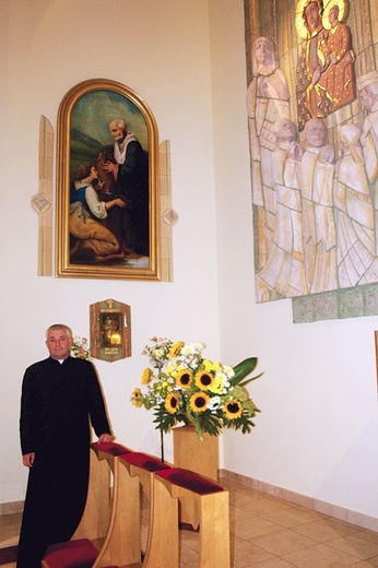 Ks. kan. Jerzy Musiałek przy gablocie z relikwiami św. Jana Kantego