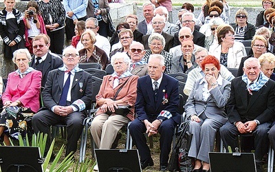 Z każdym rokiem kurczy się liczba byłych więźniów obozu biorących udział w uroczystości. Tym razem przyjechało ich tylko ośmiu