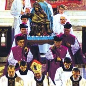 Na czas uroczystości patronalnych figurę Matki Bożej Bolesnej przeniesiono do kolegiaty Świętych Aniołów Stróżów