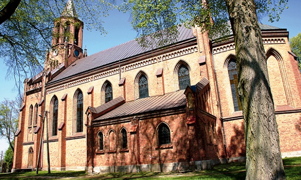  Potężna bryła kościoła w Nowym Duninowie góruje nad okolicą 