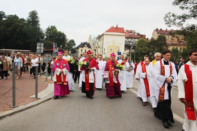Biskupi obu diecezji na czele procesji na cieszyńskim moście Przyjaźni