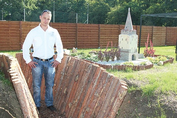  Przechodząc obok ziębickiej Bramy Paczkowskiej, usłyszmy ryk lwa. Na zdjęciu Kamil Dzyga