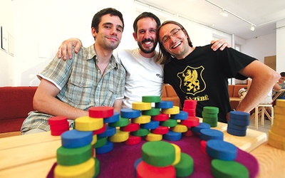  Olivier, Noé i Marcin chcą, żeby w Ludotece Roszada każdy, niezależnie od zasobności portfela, mógł rozerwać się przy grach planszowych