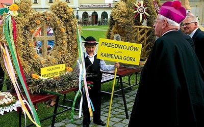  Po Eucharystii wybierano najpiękniejsze wieńce dożynkowe