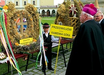  Po Eucharystii wybierano najpiękniejsze wieńce dożynkowe