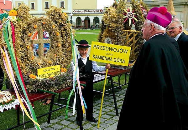  Po Eucharystii wybierano najpiękniejsze wieńce dożynkowe