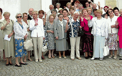  Jubileuszowe spotkanie członków Klubu Inteligencji Katolickiej przed kościołem św. Jana Chrzciciela w Płocku 
