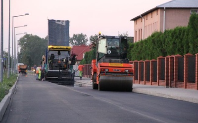 Układanie asfaltu przy kościele Chrystusa Dobrego Pasterza w Łowiczu
