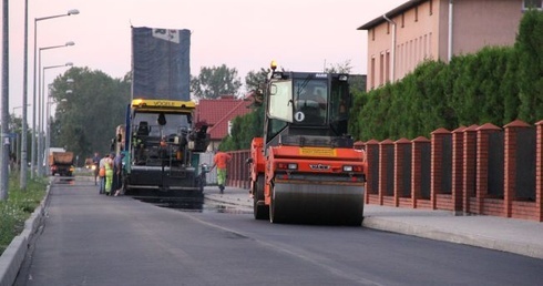 Układanie asfaltu przy kościele Chrystusa Dobrego Pasterza w Łowiczu