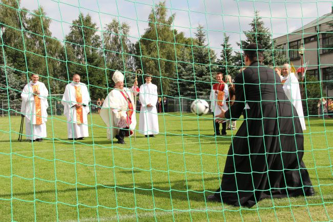 Eucharystia i poświęcenie boiska u Salezjanów w Rumi