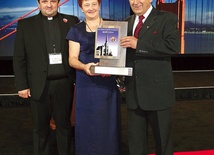 Jolanta Komoń, obok niej Jan Komoń oraz ks. Robert Szewczyk w Los Angeles z nagrodą za działalność na rzecz Kościoła