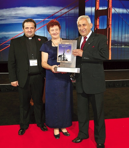 Jolanta Komoń, obok niej Jan Komoń oraz ks. Robert Szewczyk w Los Angeles z nagrodą za działalność na rzecz Kościoła