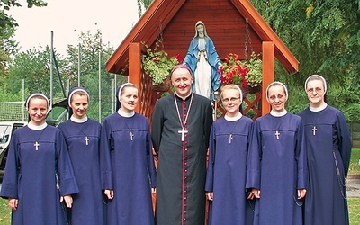 Siostry z biskupem ordynariuszem i matką generalną