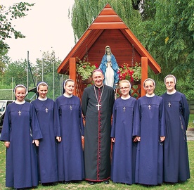 Siostry z biskupem ordynariuszem i matką generalną