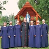 Siostry z biskupem ordynariuszem i matką generalną