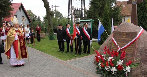 Bp Roman Marcinkowski w Dzierzgowie przy miejscu pamięci ofiar ostatniej wojny