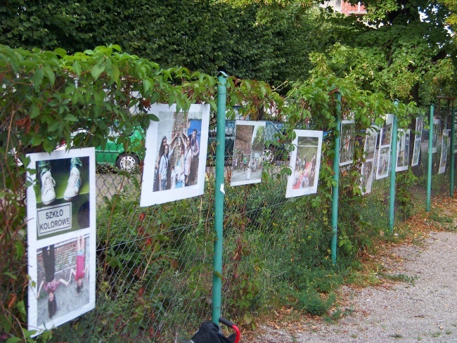 Uliczna wystawa fotografii autorstwa młodzieży z Wrzeszcza