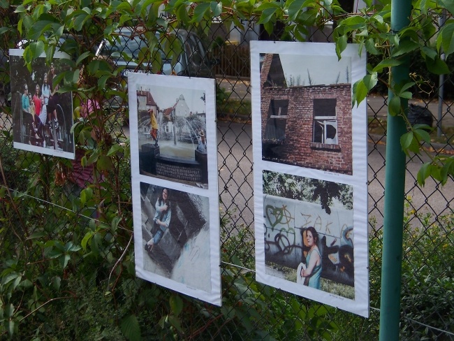 Uliczna wystawa fotografii autorstwa młodzieży z Wrzeszcza