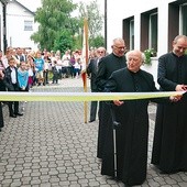 Symboliczną wstęgę przecięli m.in. Irena Seelman, prezes Stowarzyszenia Rozwoju Dzielnicy Sudół, ks. Marcin Wilczek, dyrektor Wydziału Katechetycznego, oraz ks. proboszcz Józef Przywara 