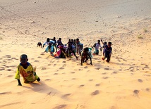 Dzieci na pustyni w Burkina Faso