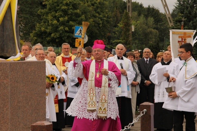 Pomnik bł. Jana Pawła II w Baninie