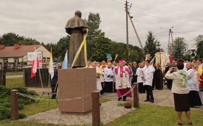 Pomnik bł. Jana Pawła II w Baninie