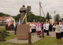 Pomnik bł. Jana Pawła II w Baninie