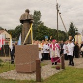 Pomnik bł. Jana Pawła II w Baninie