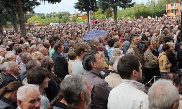 Plac przed sanktuarium Matki Bożej