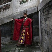 Chiński tancerz w tradycyjnym stroju Han ćwiczy swój taniec przed ceremonią otwarcia konfucjańskiej świątyni 