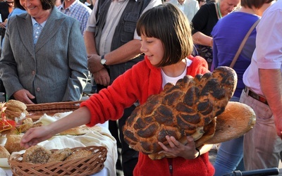 Po Mszy św. ludzie mogli poczęstować się chlebem