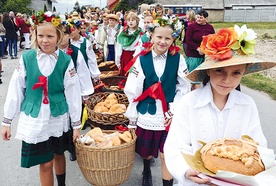  W dożynkowej procesji wzięli udział także najmłodsi. To dla nich doskonała lekcja religijności, patriotyzmu i uszanowania dla ludzkiej pracy