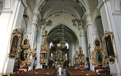  Wnętrze kościoła skrywa w sobie unikatowe manierystyczne ołtarze i rzeźby