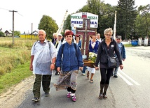  250 pielgrzymów z Płocka do Skępego pielgrzymowało z historycznym krzyżem z 1952 r. Towarzyszyły im słowa: „Maryja wzorem znoszenia cierpienia” 