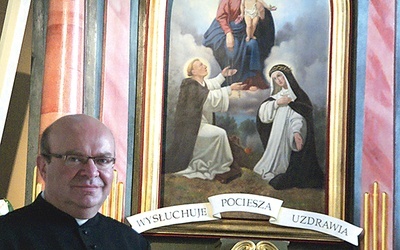 Ks. proboszcz Janusz Ahnert  przed obrazem MB Różańcowej 
