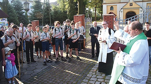  Parafia św. Jacka w Rydułtowach-Radoszowach, godz. 8 rano   – parafianie i Skauci Europy za chwilę ruszą piechotą do Pszowa 