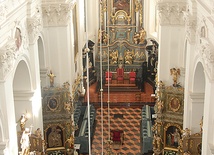 Bazylika katedralna w Łowiczu jest jedyną w Polsce, w której na prezbiterium można patrzeć z poziomu znacznie wyższego niż chór
