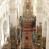 Bazylika katedralna w Łowiczu jest jedyną w Polsce, w której na prezbiterium można patrzeć z poziomu znacznie wyższego niż chór