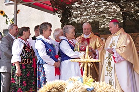  Bp Tadeusz Rakoczy razem z ks. Jerzym Palarczykiem przyjmują dary ofiarne od uczestników dożynek